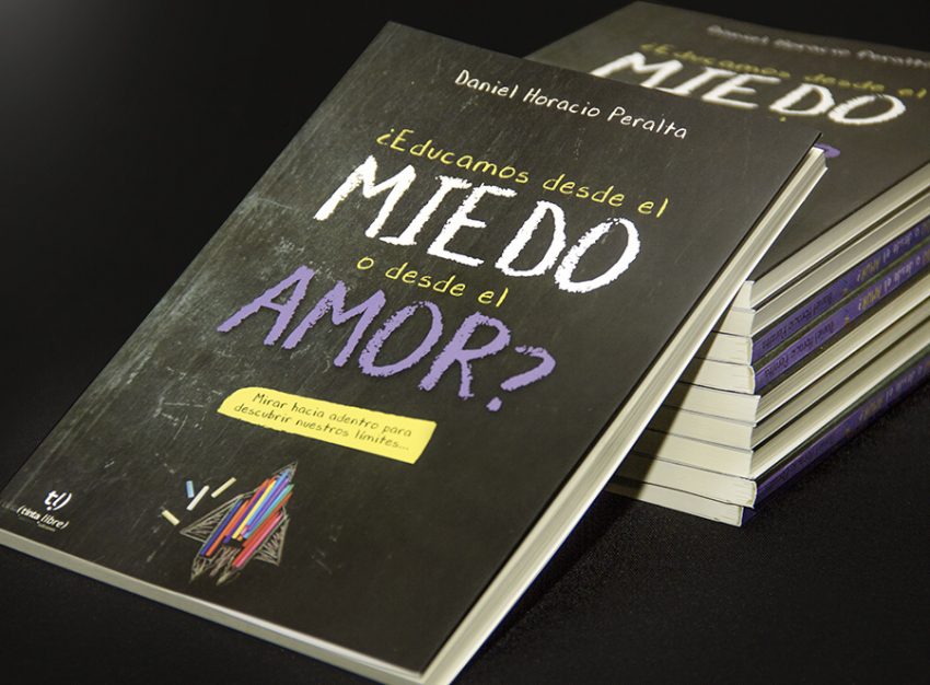 Portada del libro ¿Educamos desde el Miedo o desde el Amor? de Daniel Peralta, sobre la educación y el liderazgo emocional.