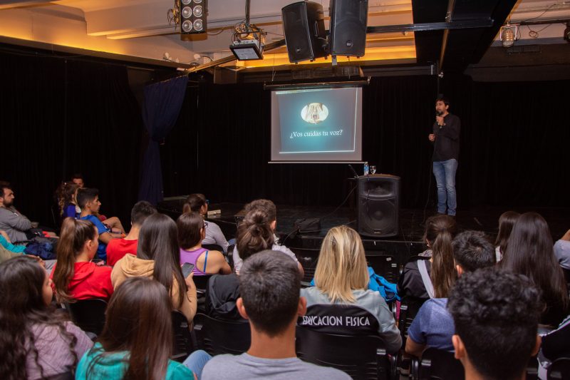 Conferencia El poder de la Sincronía, impartida por Daniel Peralta, sobre cómo las decisiones en la vida y los negocios se guían por señales y sincronicidades.