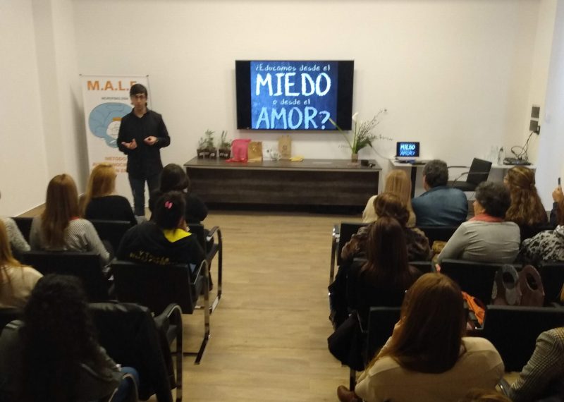 Daniel Peralta durante su charla sobre vivir desde el miedo o el amor.