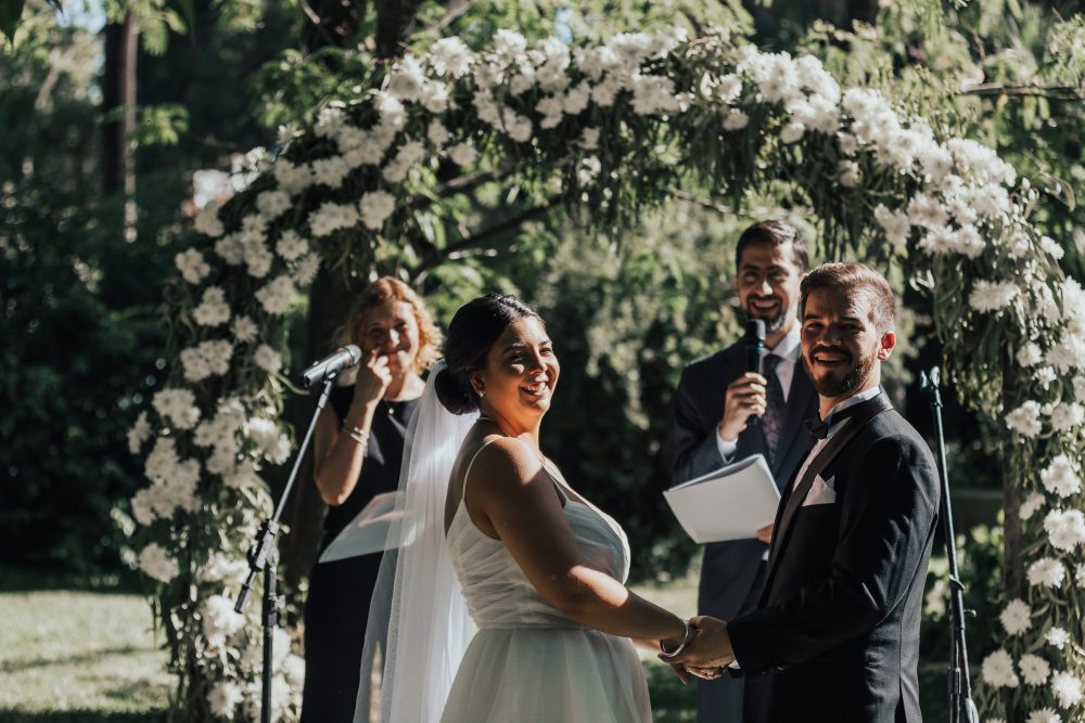 Ceremonia simbólica íntima y personalizada para parejas, con enfoque en rituales culturales y sin restricciones legales o religiosas.